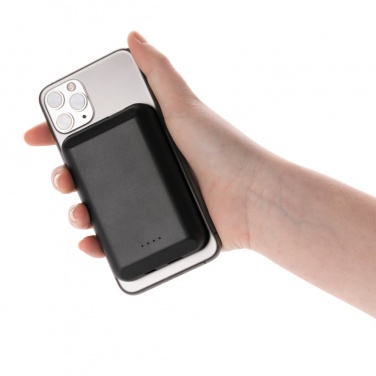 Logotrade Firmengeschenke das Foto: Magnetische 5.000 mAh Wireless Powerbank
