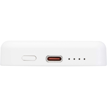 Logotrade Werbeartikel das Foto: Acrab 15 W 5.000 mAh magnetische kabellose Powerbank mit 20 W PD aus recyceltem Kunststoff
