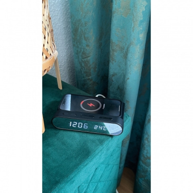 Logotrade ärikingituse foto: Äratuskell ja juhtmevaba laadija ADELAIDE