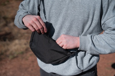 Logo trade mainostuotet tuotekuva: Crescent AWARE™ RPET puolikuun muotoinen crossbody -laukku