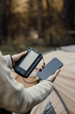 Logotrade mainostuote tuotekuva: Nordic Drift Titan 10 000 mAh aurinkovirtapankki, 3 paneelia