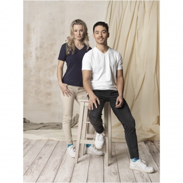 Logotrade korporatīvās dāvanas foto: Kawartha vīriešu organiskais t-krekls ar īsām piedurknēm V veida kakla izgriezumā