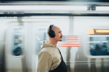 Logotrade ziemassvētku dāvanas foto: Irvine RCS pārstrādātas un labojamas ANC bezvadu austiņas