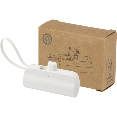 Logotrade dāvanas foto: Alnair 5000 mAh 10W pārstrādātas plastmasas C tipa pārnēsājamais akumulators ar iebūvētu atlokāmu statīvu un 2-in-1 kabeli