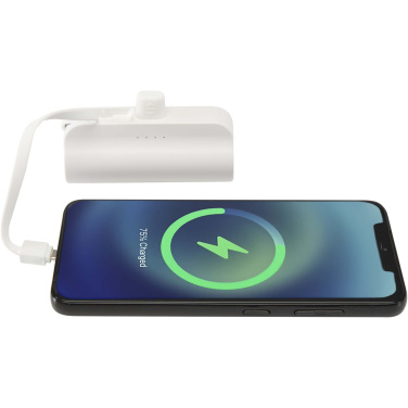 Logotrade dāvanas foto: Alnair 5000 mAh 10W pārstrādātas plastmasas C tipa pārnēsājamais akumulators ar iebūvētu atlokāmu statīvu un 2-in-1 kabeli