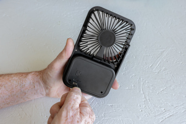 Logotrade biznesa dāvanas foto: Aervina RCS pārstrādātas plastmasas uzlādējams galda ventilators