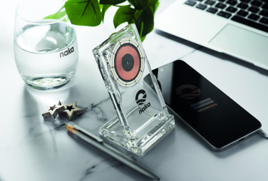 Logotrade reklamprodukter bild: Akryl trådlös laddare 15W