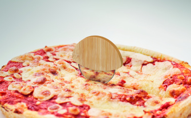 Logotrade reklamprodukter bild: Rund pizzaskärare av bambu
